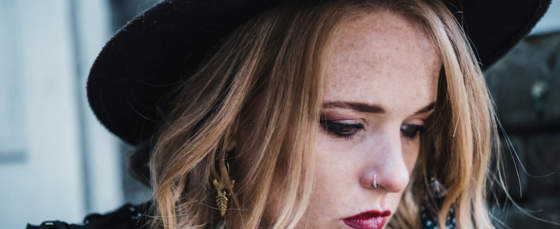 Award Winner Elles Bailey Shares New Video ‘Stones’ Signs to Peermusic